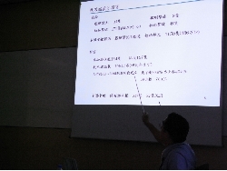 潜水艦の戦果について説明する勝目氏